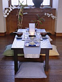 Asiatisch gedeckter Tisch mit Bodenkissen