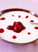 Yoghurt with raspberry sauce