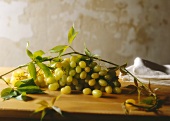 weiße Weintrauben mit Blättern