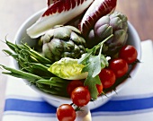 Schale mit frischem Gemüse (Tomaten, Bohnen, Artischocken)