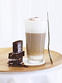 Latte macchiato with brownies
