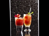 Zwei exotische Cocktails mit Minzlikör und Juice