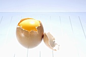 Ein Ei mit geöffneter Schale
