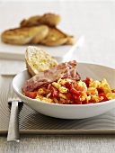 Piperade (baskisches Paprikaomelett) mit Schinken und Brot