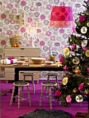 Weihnachtlich dekorierter Wohnraum mit gedecktem Esstisch & Holzhockern in schwedischem Haus