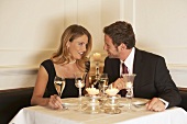 Junges Paar beim romantischen Dinner