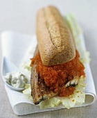 Sandwich mit gebratenem Fisch und rotem Kaviar