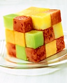 Melonenwürfel aus vier Sorten auf Dessertteller