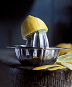 Zitronenhälfte auf Zitruspresse