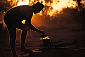 Australier kocht Billy Tea über dem Lagerfeuer