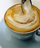 Eine Tasse Cappuccino mit Löffel