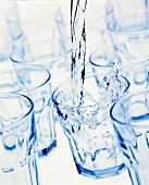 Wasser in Gläser eingiessen