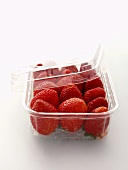 Erdbeeren in Plastikschale