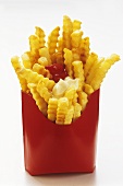 Pommes frites in Fast-Food-Box mit Ketchup und Mayonnaise