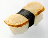 Nigiri-Sushi mit Eierstich