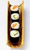 Verschiedene Maki-Sushi im Bambuskorb