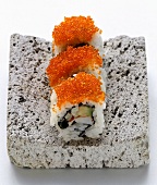 California-Rolls mit Kaviar auf einem Stein