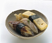 Verschiedene Sushi in Steinschale