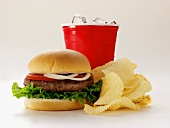 Hamburger mit Chips und Cola