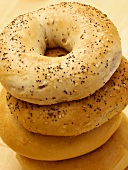 Verschiedene Bagels, gestapelt