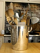Verschiedene Küchenwerkzeuge im Sektkübel
