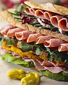Club Sandwich mit Schinken, Salat, Peperoni