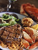 Gegrilltes Steak mit Krabbe und Gemüse