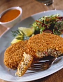 Crab cakes with salad (close-up)