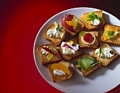 Canapés mit Mini-Zwieback