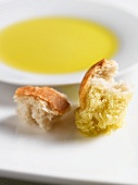 Weißbrot in Olivenöl getunkt