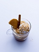 Eiskaffee mit Zimtstange und Honigwaffel