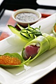 Gurkenrolle mit Thunfisch und Saiblingskaviar mit Wasabidip (Asien)
