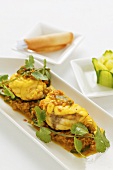 Gedämpfter Seeteufel mit Currysauce, Jasminreis und Koriander (Asien)