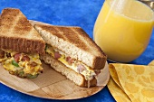 Denver Sandwich (Omelett mit Schinken und Paprika auf Toast) und Orangensaft