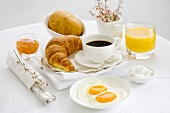 Frühstück mit Kaffee, Spiegelei, Orangensaft, Marmelade