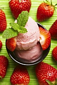 Erdbeereis mit frischen Erdbeeren und Minze