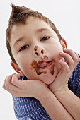 Kleiner Junge mit Schokoladenresten um den Mund