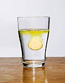 Vitamintablette löst sich im Wasser auf