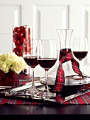 Rotwein in Gläsern und Karaffen auf einem Weihnachtstisch