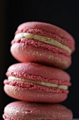 Pinkfarbene Macarons mit Cremefüllung, gestapelt