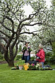 Zwei Frauen beim Bepflanzen im Garten