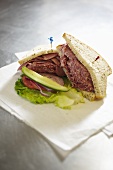 Roggenbrot-Sandwich mit Corned Beef und Essiggurke