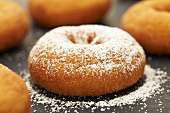 Altmodische Donuts, eins mit Puderzucker