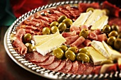 Antipasti-Teller mit Wurst, Schinken, Käse & Oliven
