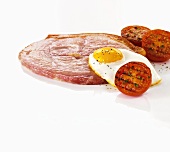 Ham, fried egg and fried tomatoes