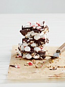 Chocolate and marshmallow confectionery with sugar sticks