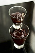 Schokoladen-Custard in Glasschälchen