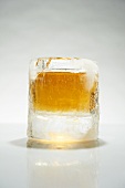 Scotch im Glas aus Eis