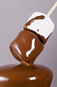 Marshmallows mit Schokolade überzogen
