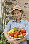 Frau mit Schüssel Tomaten
